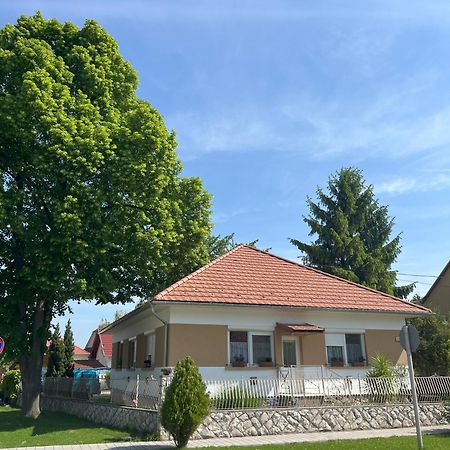 Cseresznyés Ház Lipót Extérieur photo
